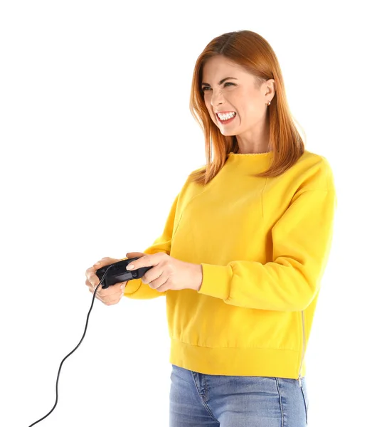 Emotionale Frau mit Videospiel-Controller auf weißem Hintergrund — Stockfoto