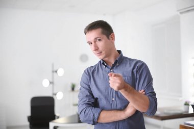 Rahat kıyafetler kapalı genç adam portresi