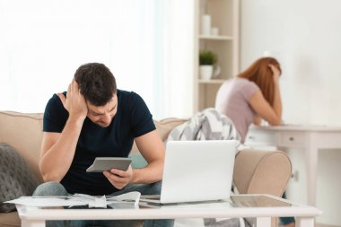 Depresif çift evde kavga sonra para sorunları ile