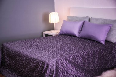 Yumuşak yastık kapalı ile rahat yatak