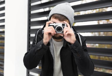 Trendy hipster adam alarak fotoğraf açık havada