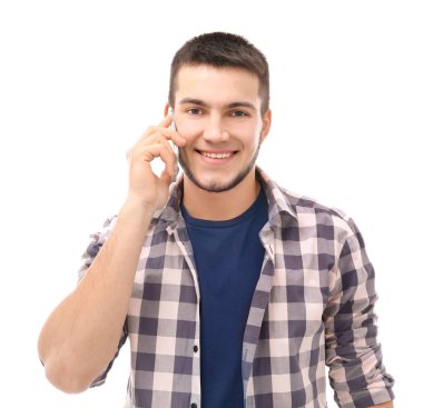 Beyaz arka plan karşı cep telefonuyla konuşan genç adam