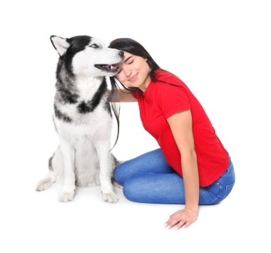 Beyaz arka plan üzerinde şirin Husky köpek olan kadın. Evde beslenen hayvan evlat edinmek