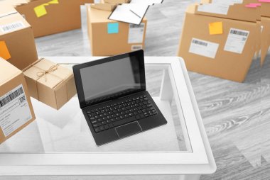 Dizüstü bilgisayarda tablo ve paketler sevkıyata müşterileri ev ofis için hazır. Başlangıç iş
