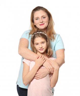 Mutlu anne ve kızı beyaz arka plan üzerinde portresi