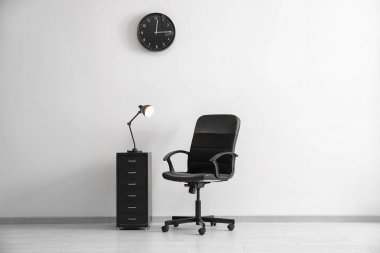 Zarif odası iç duvarının yakınında deri koltuk ile