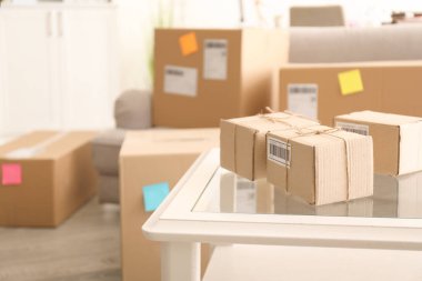 Parsel müşteriler ev ofiste tabloda sevkıyata hazır. Başlangıç iş