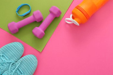 Spor malzeme ve renk arka plan üzerinde egzersiz planı için boş alan. Düz yatıyordu kompozisyon