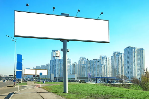Tablero publicitario en blanco en la calle de ciudad — Foto de Stock