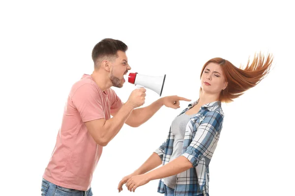 Hombre enojado con megáfono regañando a su esposa sobre fondo blanco —  Fotos de Stock