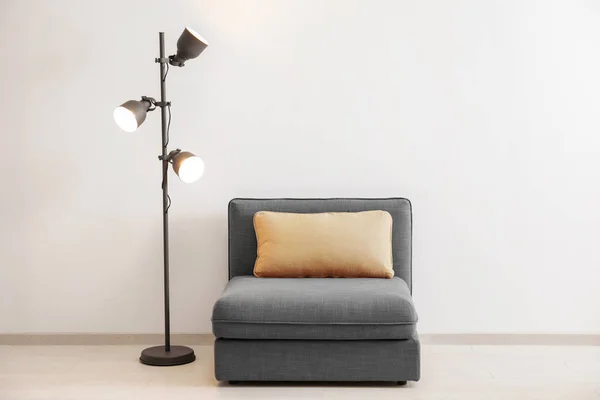 Elegant vardagsrum inredning med bekväma soffa nära vägg — Stockfoto
