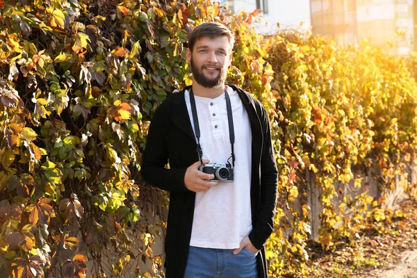 Portret van trendy hipster man met de camera buiten — Stockfoto