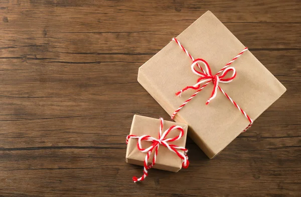 Cajas de regalo de paquete en mesa de madera — Foto de Stock