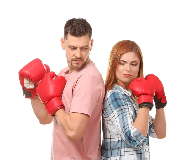 Pareja enojada en guantes de boxeo sobre fondo blanco —  Fotos de Stock