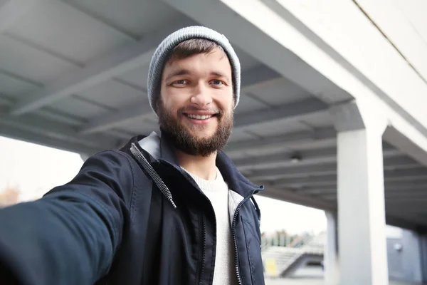 Trendy hipster man nemen selfie buitenshuis — Stockfoto