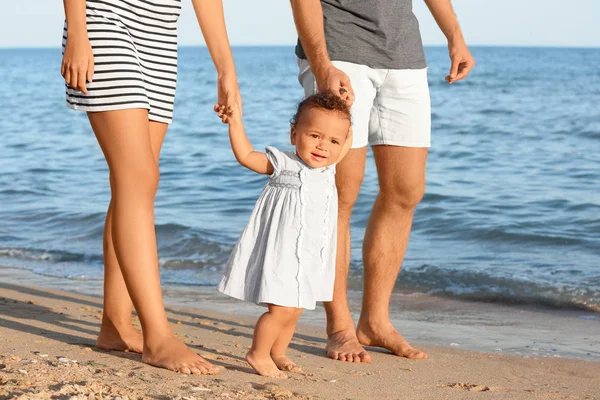 Familjen går längs havsstranden på resort tillsammans — Stockfoto