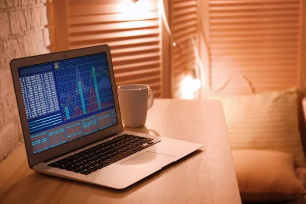 Comfortabel thuis werkplek met laptop op Bureau — Stockfoto