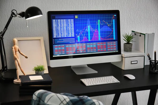 Moderne lieu de travail confortable avec ordinateur sur le bureau à la maison — Photo