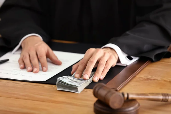 Richter mit Bestechungsgeld am Tisch, Nahaufnahme — Stockfoto