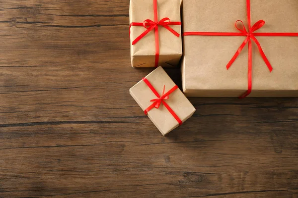 Paket-Geschenkboxen auf Holztisch — Stockfoto