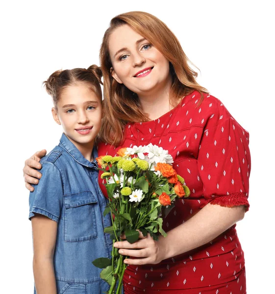 Retrato de mãe e filha feliz com buquê de flores no fundo branco — Fotografia de Stock