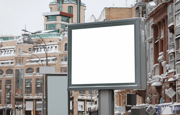 Tablero publicitario en blanco en la calle de ciudad —  Fotos de Stock