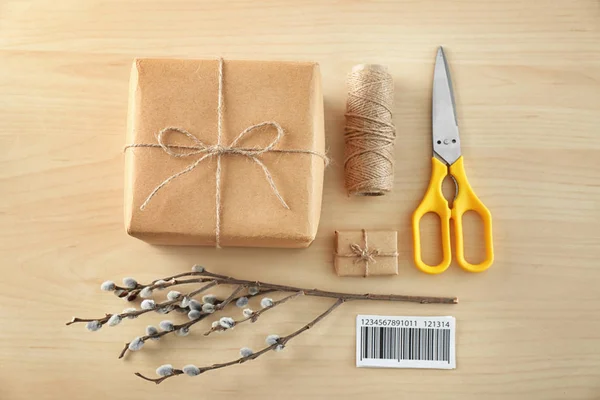 Samenstelling met perceel geschenkdozen op houten achtergrond — Stockfoto