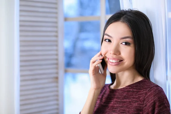 Mulher bonita falando no telefone celular em casa — Fotografia de Stock