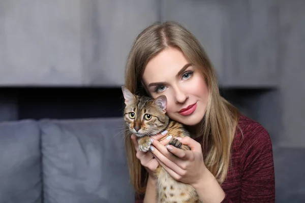 Mooie jonge vrouw met schattige kat thuis — Stockfoto