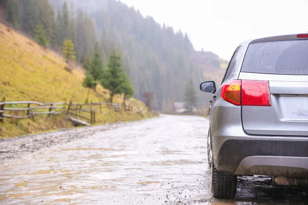 Autó ország úton esős Időjárás — Stock Fotó