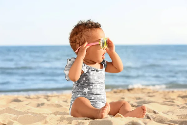 Holčička s sluneční brýle na beach Resort — Stock fotografie