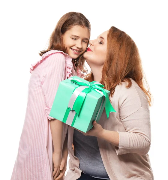 Søt liten jente som gir sin mor en gave på hvit bakgrunn – stockfoto