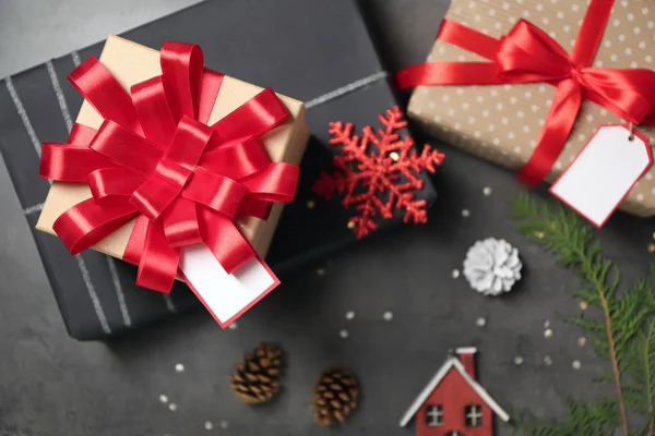 Bellissime scatole regalo e decorazioni natalizie su sfondo grigio, vista dall'alto — Foto Stock