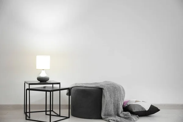 Wohnzimmereinrichtung mit elegantem Tisch und Hocker in Wandnähe — Stockfoto