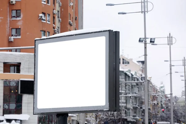 Placa publicitária em branco na rua da cidade — Fotografia de Stock