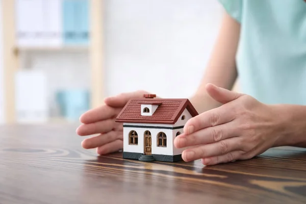 Agent immobilier avec modèle de maison à table. Concept d'assurance — Photo