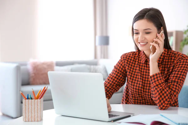 Jeune femme travaillant au bureau à domicile — Photo