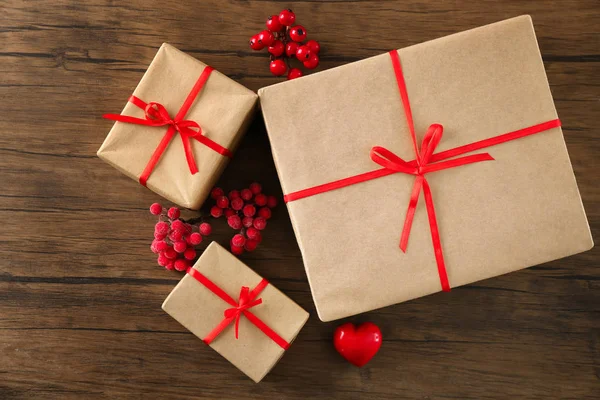 Komposition mit Paket-Geschenkboxen auf Holzgrund — Stockfoto