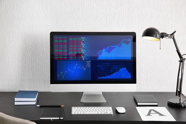 自宅の机の上のコンピューターと現代の快適職場 — ストック写真