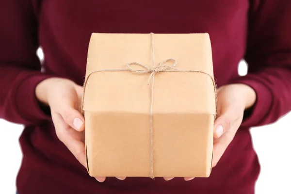 Mulher segurando caixa de presente pacote, close-up — Fotografia de Stock
