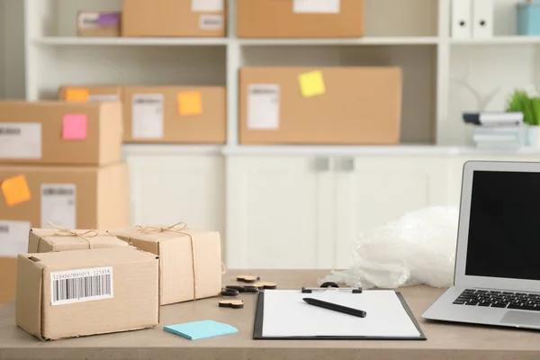 Pakete versandfertig auf dem Tisch im Homeoffice. Startup-Unternehmen — Stockfoto