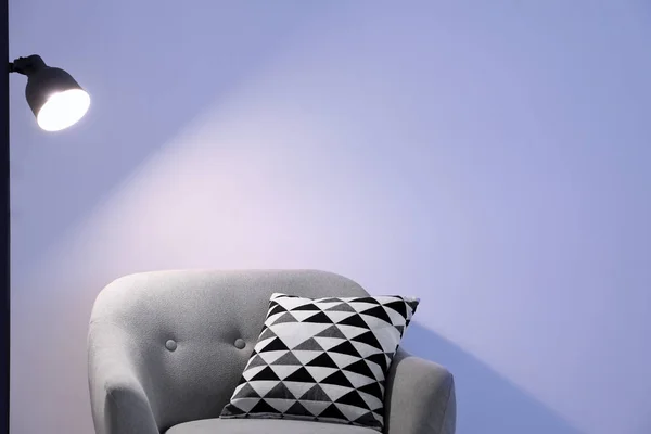 Elegante Wohnzimmereinrichtung mit bequemem Sessel an der Wand — Stockfoto