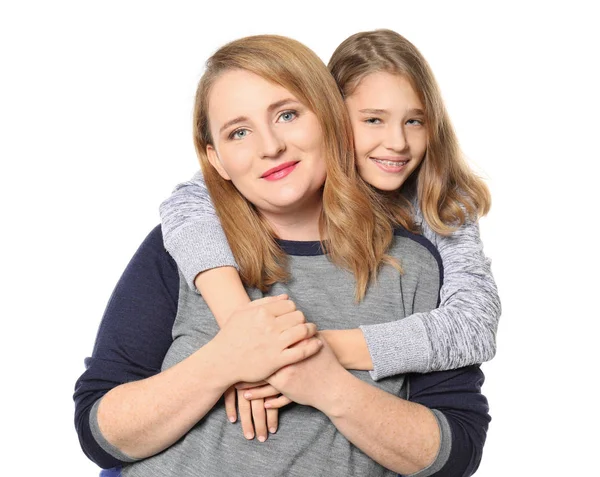 Porträt glücklicher Mutter und Tochter auf weißem Hintergrund — Stockfoto