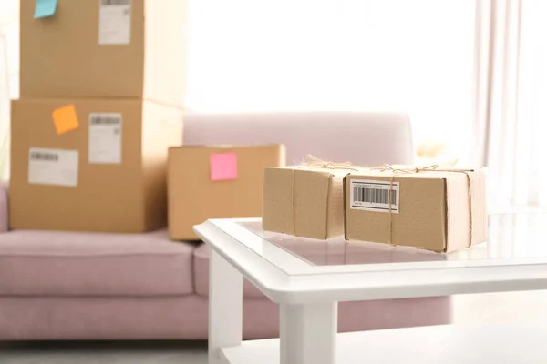 Pakete versandfertig auf dem Tisch im Homeoffice. Startup-Unternehmen — Stockfoto