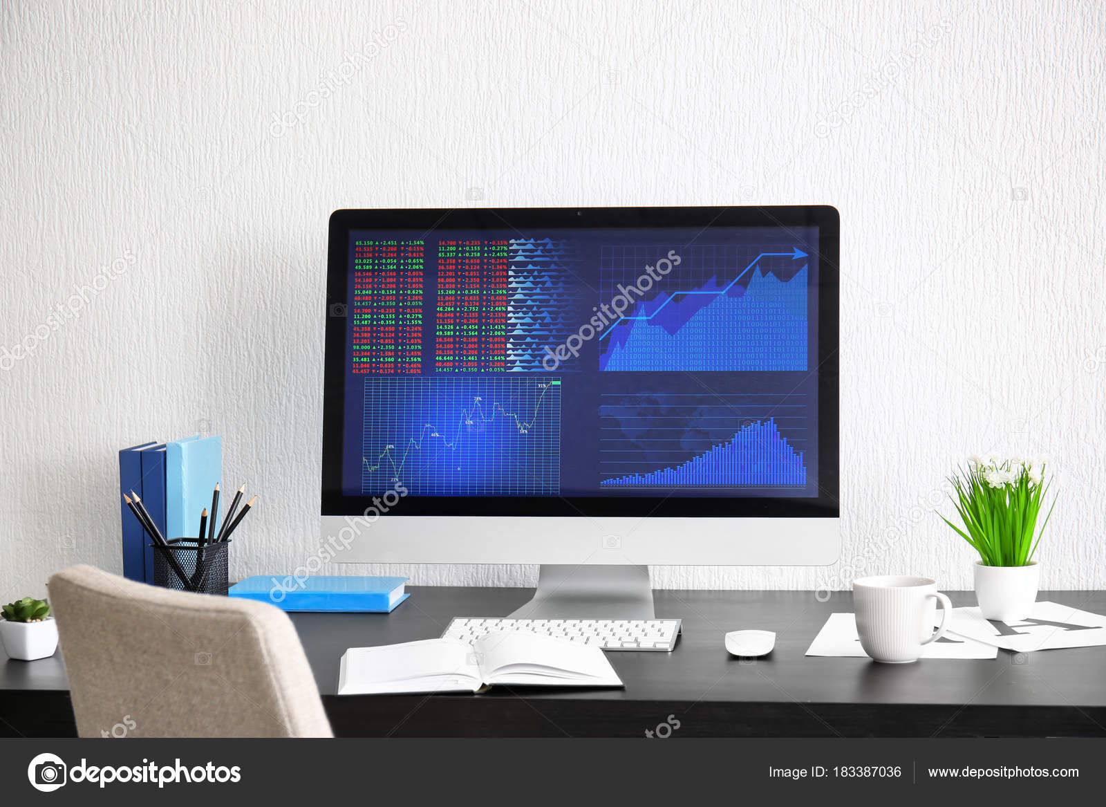 Ordenador y ordenador portátil con 3d de representación de una oficina