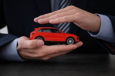 Araba modeli masadaki adam. Sigorta kavramı