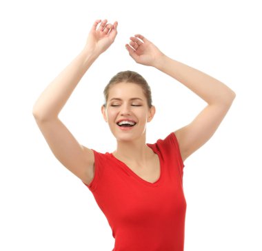 Beyaz arka planda gülümseyen güzel bir kadının portresi