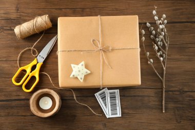 Ahşap arka plan üzerinde parsel hediye kutusu ile kompozisyon