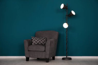 Zarif salon iç duvarının yakınında konforlu koltuk ile