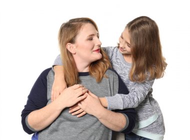 Mutlu anne ve kızı beyaz arka plan üzerinde portresi